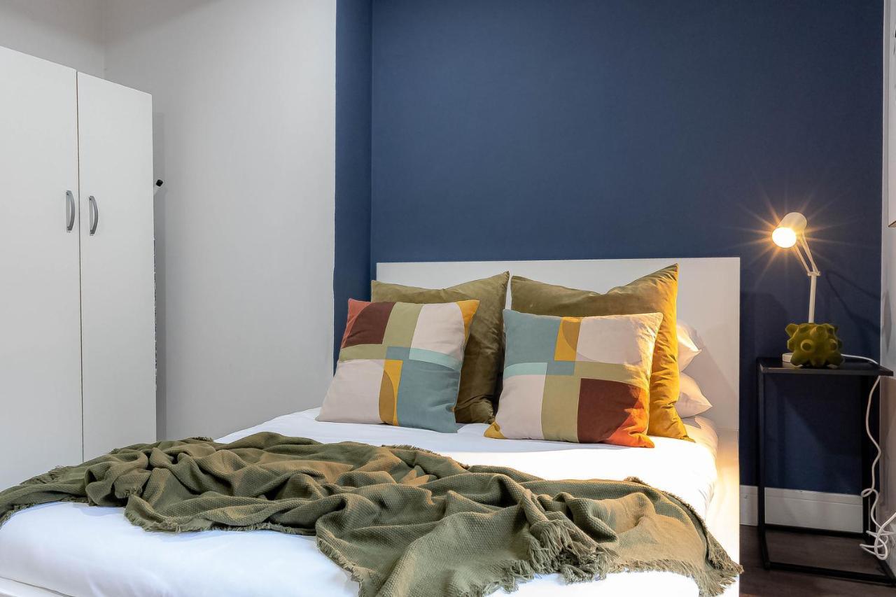 Camden Next To Market And Tube Station * Londra